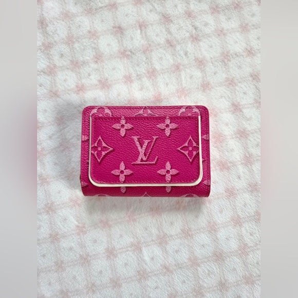 Louis Vuitton Lou Wallet – Fall For You Monogram Fuchsia (Full Set, Gift-Ready) - Picture 5 of 5